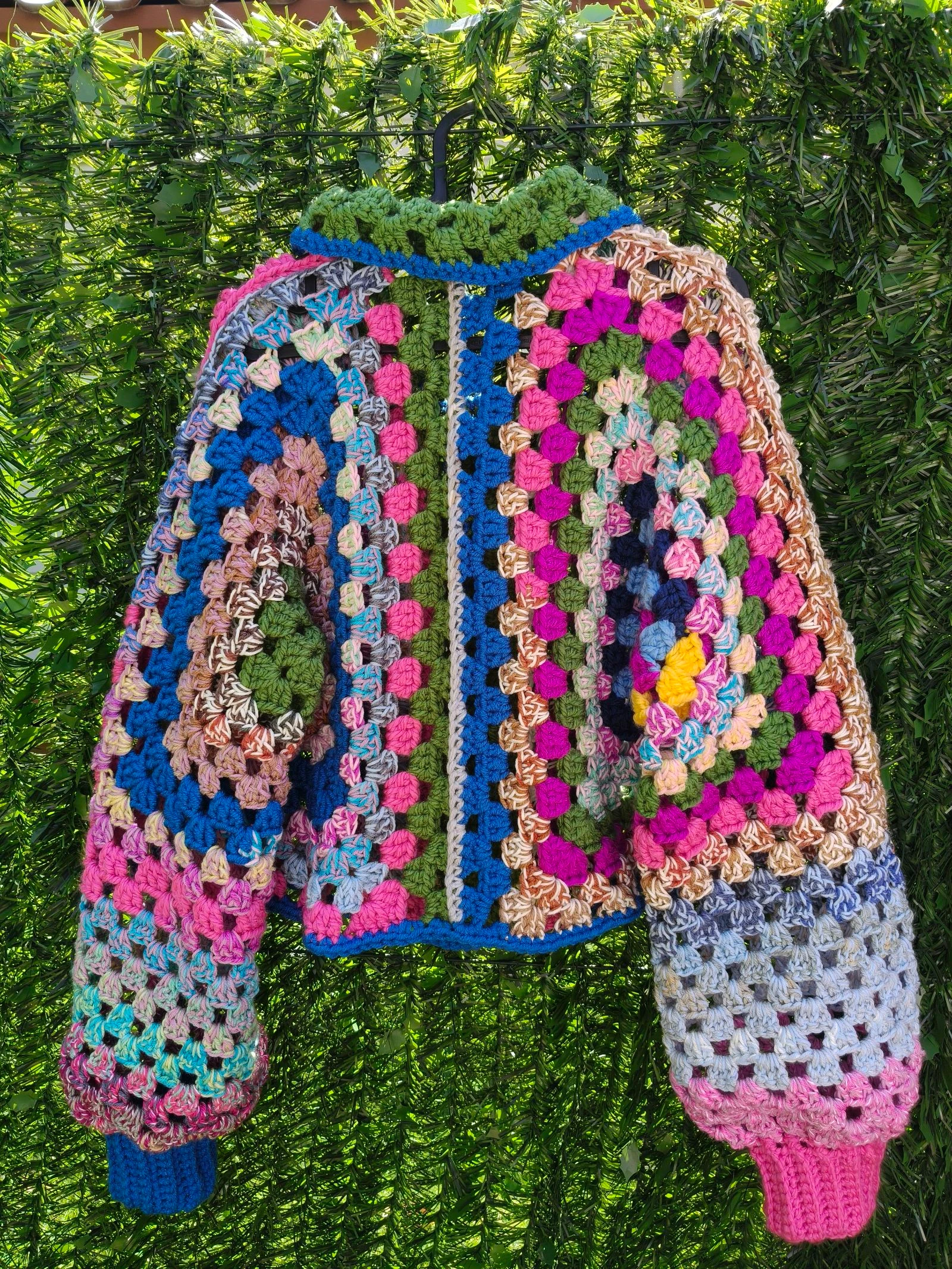 Gehaakte Handgemaakte Patchwork Jas - Unieke Editie (Fuchsia, Blauw & Olijf) – photo 3